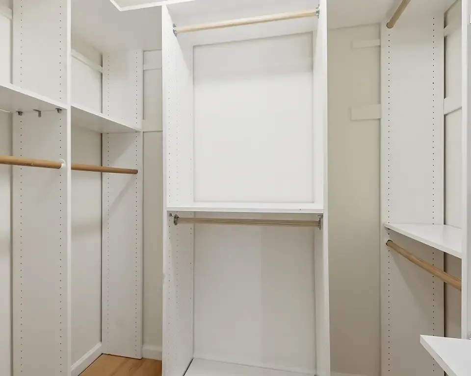 Alder Bedroom Closet 310